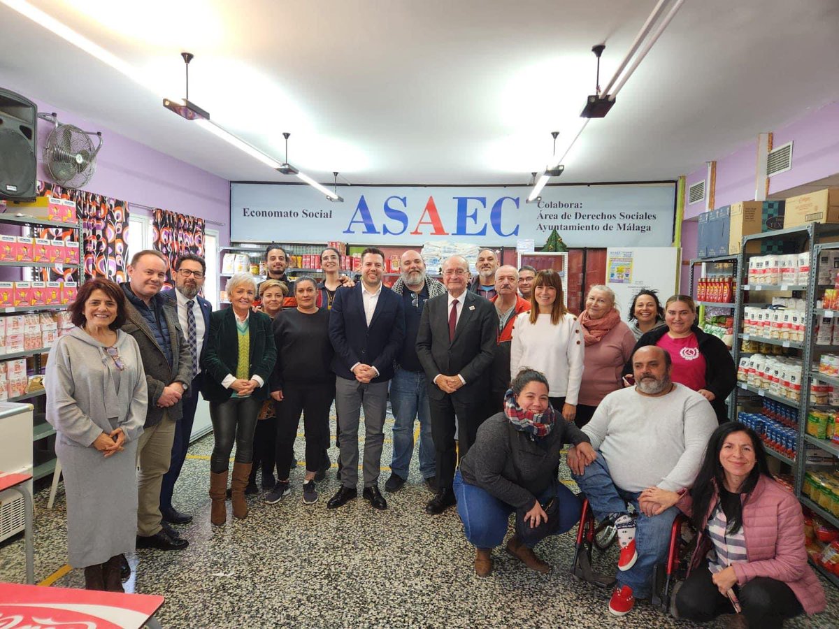 Distrito6M's tweet photo. Esta mañana la delegada de Inclusión Social de la @AndaluciaJunta , @ruthparticipa, el Director de Protección Social, Ismael Huertas, el alcalde de Málaga, @pacodelatorrep y la concejala de #CruzdelHumilladero, Teresa Porras, entre otros, han visitado la sede de #ASAEC. https://t.co/R4PWCsMUpG