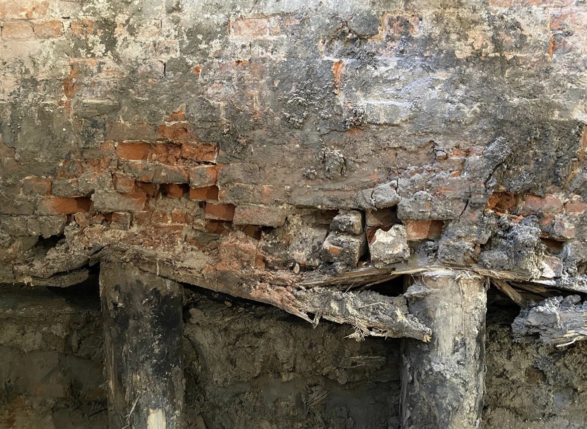 rschepbeton's tweet image. kijk als je fundering van 125 jaar oud er zo uitziet moet je toch eens na gaan denken over funderingsherstel #beton #fundering #kelderbouw @rschepbeton