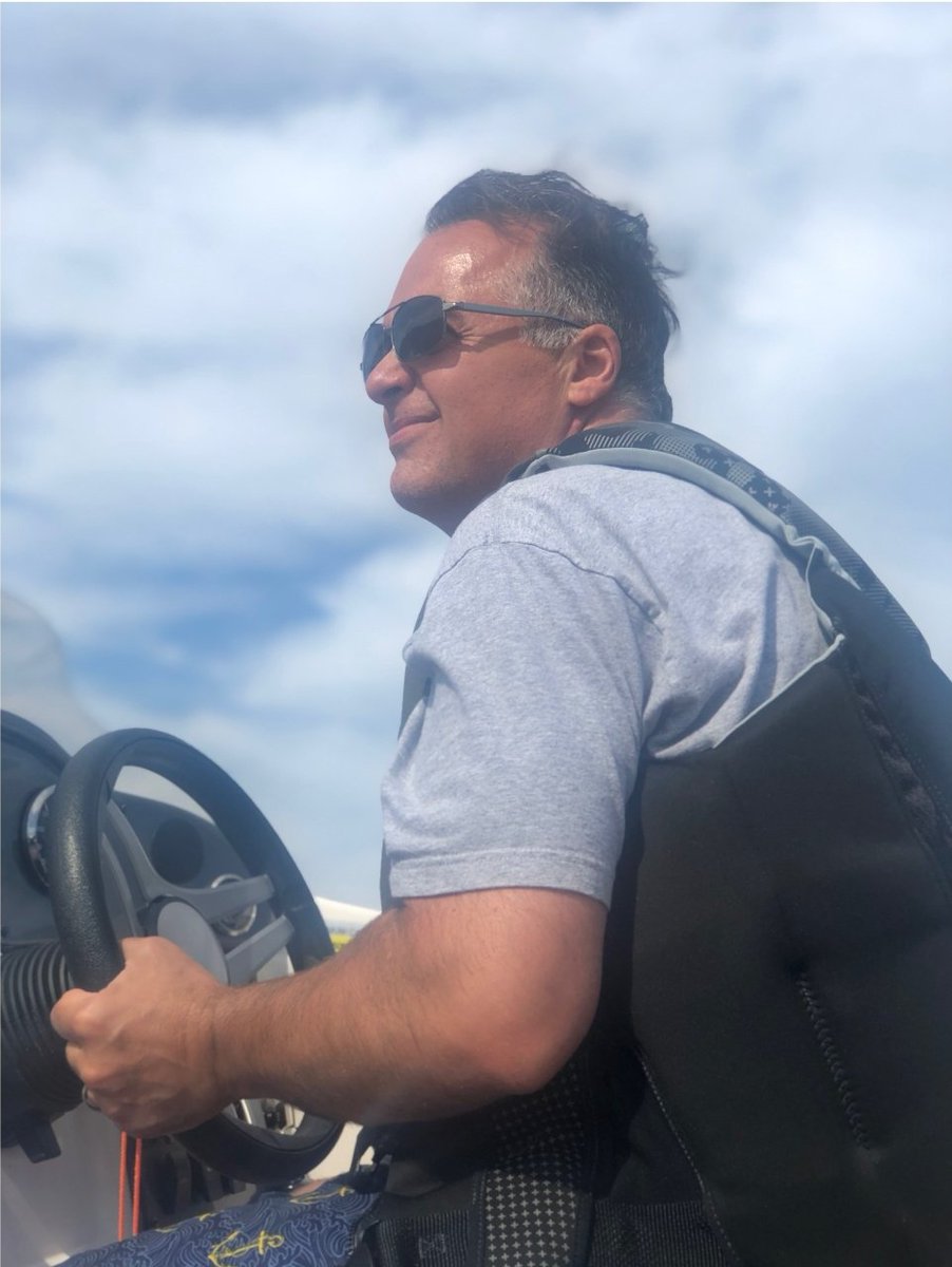 KathiReinstein's tweet image. Sailing into 51 like....
A boss?
The man?
Someone who is the same age as me?

All are correct!  
Happy birthday, Johnny!!!

#itsthemostwonderfultimeofyear 
#sameage 
#happybirthday