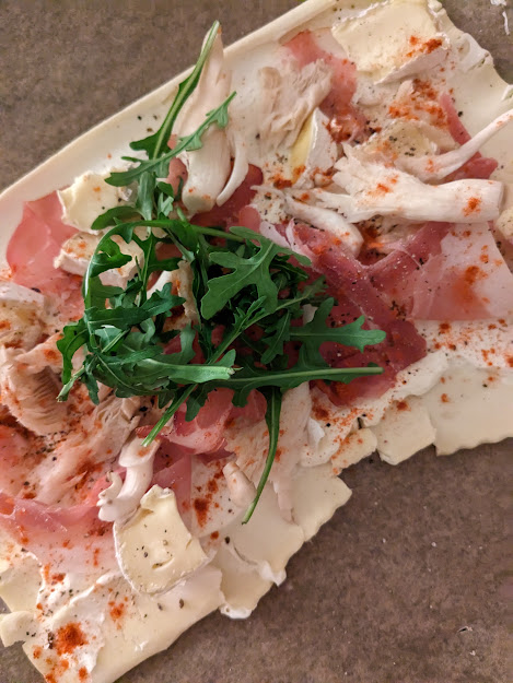 LizCollet's tweet photo. Blätterteig, Austernpilze, Rauke, Brie, Schwarzwälder Schinken, Paprika, Pfeffer...ab in den Ofen. Und #DieFüchsin | Alte Sünden @ARDde guggen.
#CrimeTimeAtPrimeTime https://t.co/onbrDCouq1