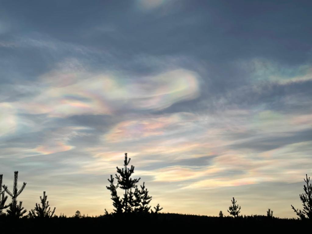 sarahwhittake15's tweet photo. Incredibly display of polar stratospheric clouds taken by my friend, Francois Guilhaume-Bohl, in Nellim on Lake Inari Finland. These happened two days after I got home. So envious...would love to have seen this!
#Polarstratosphericclouds
#Nellim
#Finland https://t.co/nN1hX82jKA