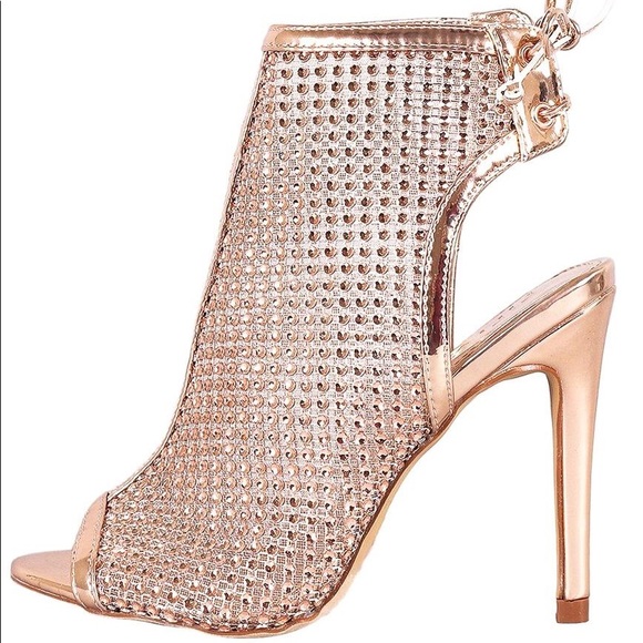 UniquebyDesigns's tweet image. So good I had to share! Check out all the items I'm loving on @Poshmarkapp from @Elove4fashion #poshmark #fashion #style #shopmycloset #zara #gucci: posh.mk/C8ffgO6cRwb