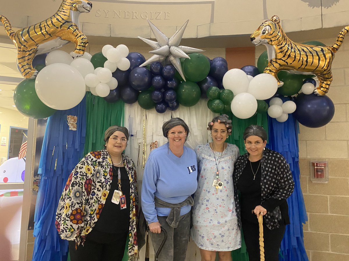 fun_firsties's tweet photo. Happy 100th Day! @TuscanyHeights https://t.co/wWMz4TqxvQ
