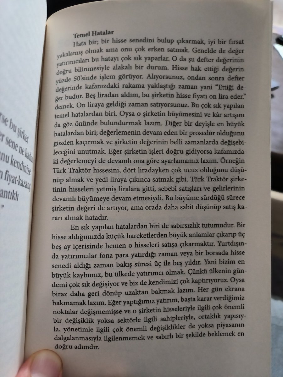 Kitap; Fon ve portföy yönetmiş, piyasalar da işlem yapmış kişilerin yaşadıkları tecrübeleri anlatıyor. Temel düzeyde genel bilgilere sahip olmak isteyenler için tavsiye edebilirim. Sonun da da sabırdan bahsediyor. Tabi bizde olmayan şey.😃 Okumak lazım