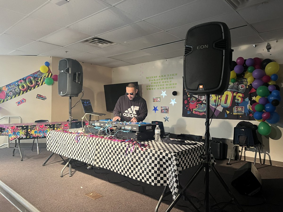 Warming up!!!
<a href="/LamarLionsRoar/">Lamar Lions</a> #lamarleads #80RockinDaysAtSAISD