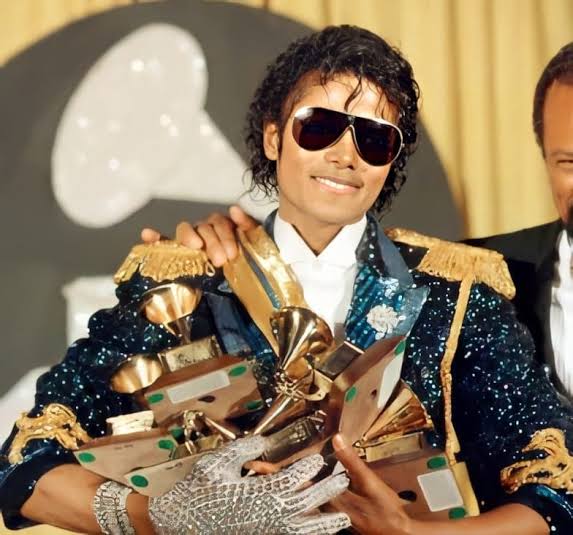 MC Créu afirma que Michael Jackson já lhe reconheceu após um show na Califórnia. 'Eu olhei, ele me olhou também e falou: ‘Créu?’. Aí eu: ‘Michael?’.