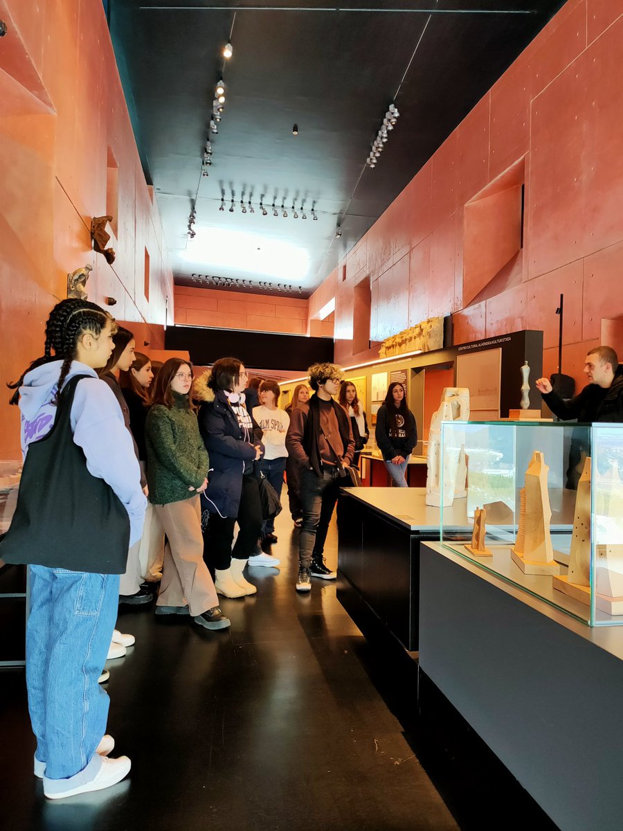 Avui l’alumnat de #1rdebatxillerat #artístic ha iniciat el seu viatge al País Basc. Aquí els trobem gaudint de la visita a la Casa-Museu #Oteiza, a Alzuza, Pamplona