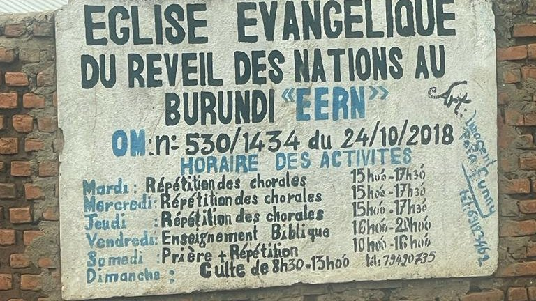Ikiriho's tweet photo. Et si d'aventure un non fidèle de l'#EERN balance le bébé d'une fidèle ou le fait monter en l'air, sa mère s'empresse de changer les habits de bébé, devenus "impurs", "souillés" par un impur et fait vite de lui appliquer une ablutions à l'eau purificatrice de la "Maman".
#Burundi https://t.co/i9J3l1Dfjc