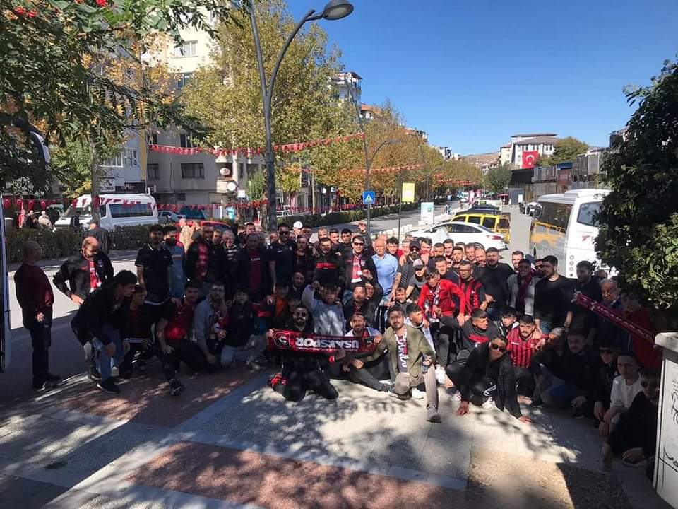 Usaksporr's tweet photo. Senin sevdanda sana hasret kaldık! Uşaksporumuz için verilen sözler tutulana kadar armayı dışarıdan desteklemeye devam ediyor. Bu haftada Etimesgut Maçında tribünlere girmiyoruz!                       1967 Uşaksporlular Derneği https://t.co/XOjOJr7rzt