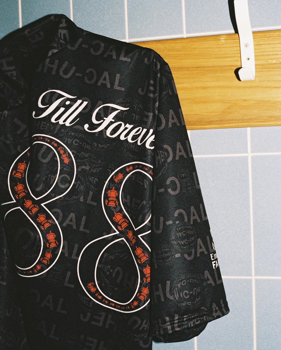 EMAY4K's tweet image. JEHUCAL X @emiratesfacup 

Teamed up with @emiratesfacup to design a limited edition official Jehucal FA Cup football kit 

This collab holds a special place in my heart, reminiscing the Sunday mornings driving to games with my father 

Till Forever