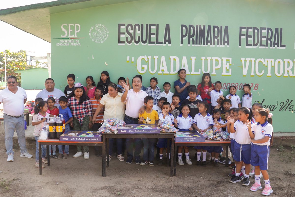 FredyMValor's tweet photo. Compartir con los niños cualquier detalle por sencillo que parezca, siempre será un gran gesto de humildad y una enorme contribución en la formación de un adulto sano.  Aquí compartiendo y fomentando nuestra tradición de la rosca de Reyes. https://t.co/G0XMFoPN1P