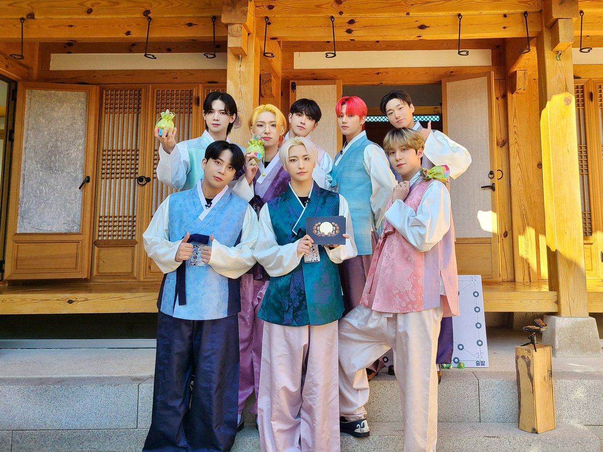 Spending new year with family is the greatest gift. Happy lunar new year, everyone. Wishing you peace, happiness and luck in the new year. (youtu.be/FxsSI67pqyA) ❤️