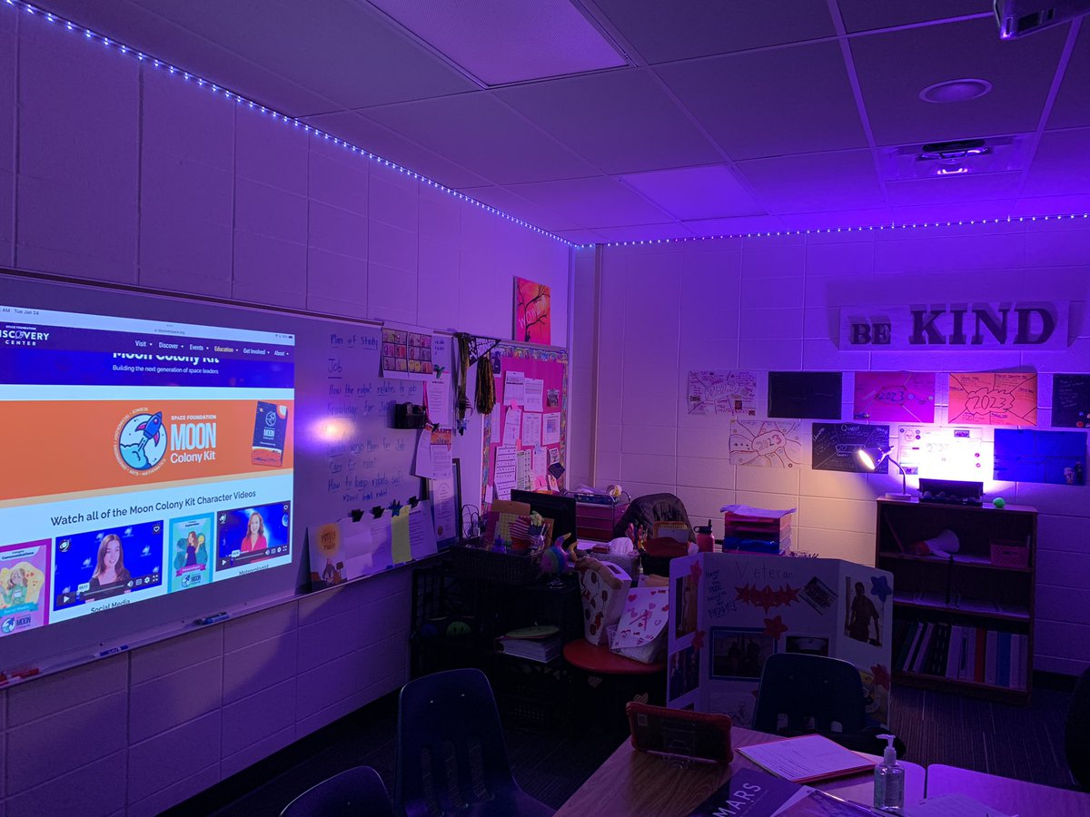 DeetsQuest's tweet photo. 📣 Three CHEERS for the @OPSTech233 department! The @gsgators are in ❤️ with our new projector! #OPSForTheirFuture
#ExtremeClassroomMakeover
#MoveThatBus
❤️🐊❤️🐊❤️ https://t.co/qZhuhPJ7TQ