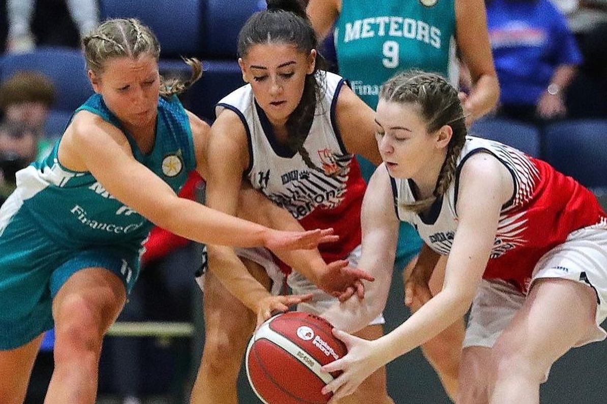 Shroich Laura Ní Annagáin, Niamh Ní Chuilleanáin & Abbie Ní Liatháin an cluiche ceannais sa craobh Fé-18 le @BrunellBC 👏🏀 @BballIrl