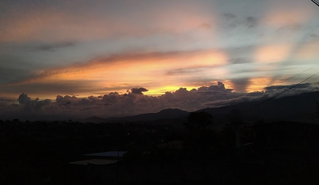 yolite's tweet photo. @escritosrame Un de los hermosos atardeceres que puedo disfrutar desde mi casa en #Gallardin #palogordo #Tachira #Venezuela https://t.co/zmwUeBDSPP