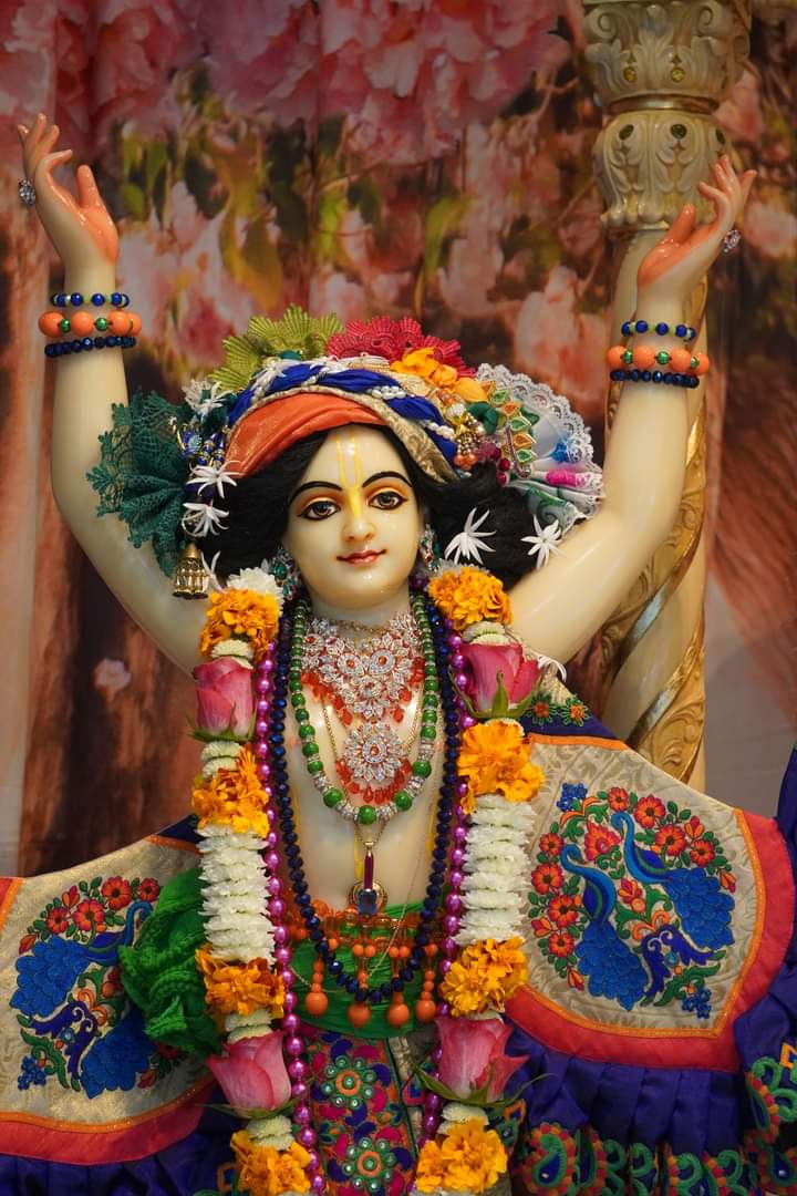 तमोगुणी व्यक्ति न भौतिक और न ही आध्यात्मिक प्रगति कर पाता है,देर से उठना, अनुशासनहीनता,अज्ञानता,गलत खानपान ,आलसी होना यह सभी गुण तमोगुणी व्यक्ति में पाये जाते है।
कलयुग है इसलिए लोगो मे तमोगुण अधिक है।
तमोगुण से उपर उठे,नित्य भक्ति,आध्यात्मिक ज्ञान प्राप्त कर अपना उद्धार करे।