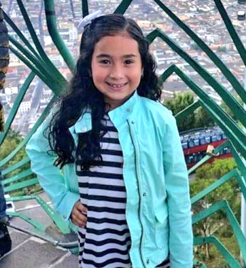 PaolaKatari's tweet photo. Sofía con 12 años fue golpeada, violada y lanzada desde un piso 7 por su padrastro, Carlos Herrera, él junto a su madre quisieron simular el suicidio de la niña. Hoy este crimen continúa impune. Exigimos sentencia condenatoria y máxima pena a los responsables.
#JusticiaParaSofía https://t.co/xrFk03MbpE