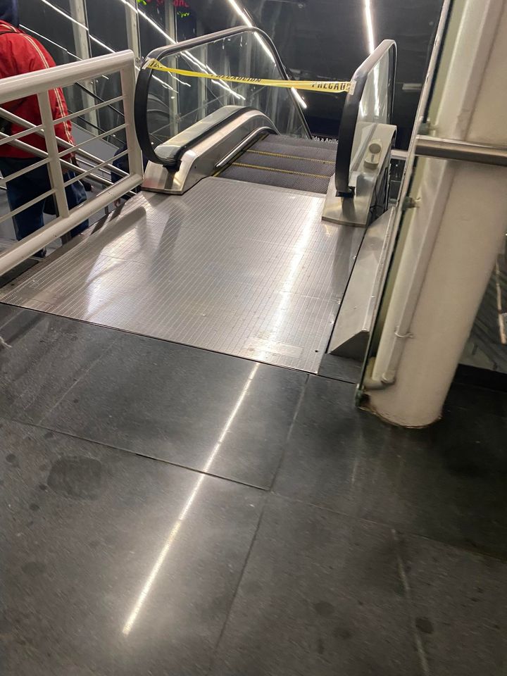 Trafico_ZMG's tweet photo. #ReporteZMG Se reporta que en la estación periférica Belenes de la línea 3 no funcionan ni las escaleras eléctricas ni el elevador, con mas de tres meses sin funcionamiento @SITEURJAL https://t.co/gWm5IDvpLf