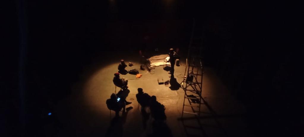 ShilpeeeTheatre's tweet photo. After having a one week long light designing workshop by Barun Kar from west Bengal, the 11 students are demonstrating few pieces of work today at Shilpee Theatre. You are most welcome to see us😀😀😀
Yes, Today 25 Jan
3pm onward
Entrance Free

#oneyearcourse #letyourbodythink https://t.co/fLKdW4UKbl