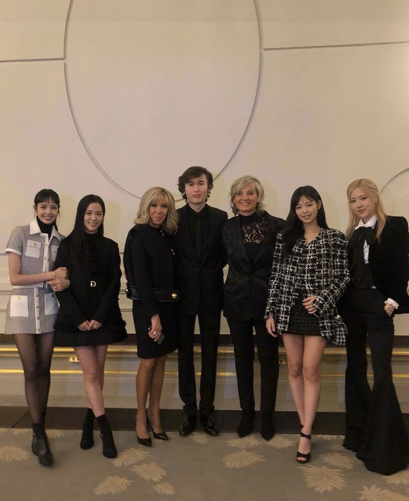 the_popbasa's tweet photo. .@BLACKPINK with the first lady of France Brigitte Macron tonight! https://t.co/9jP0IVcw2e