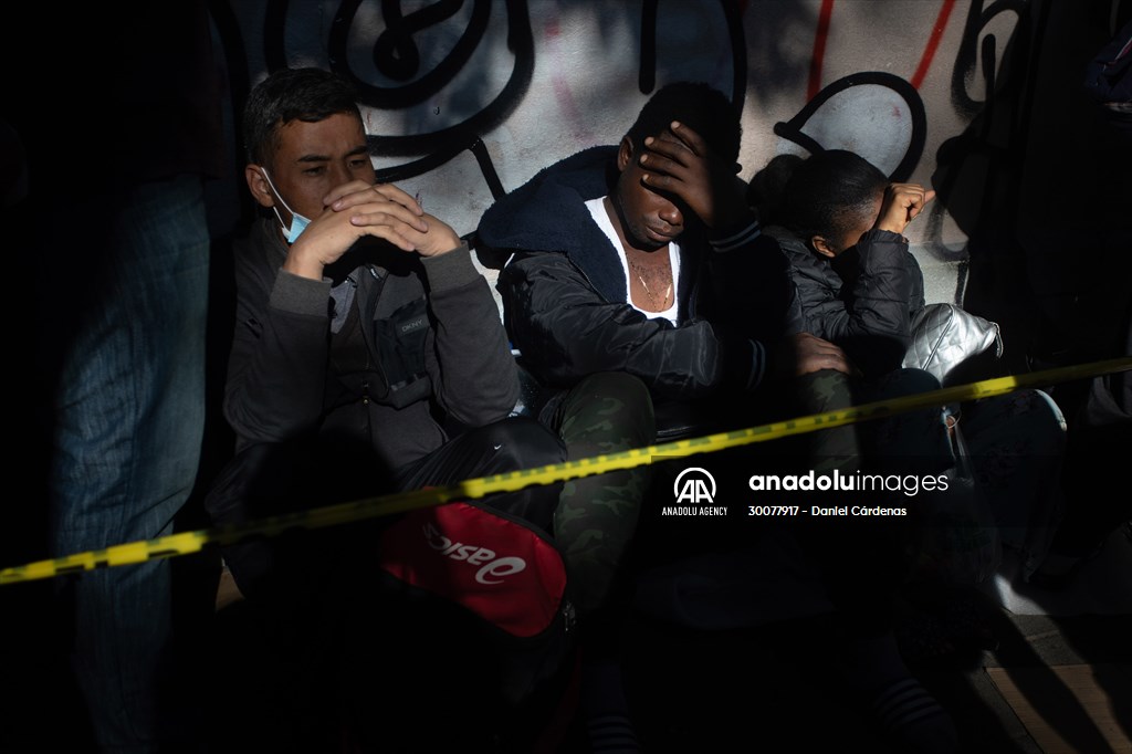 Daniel Cárdenas (@danielcardenas2) on Twitter photo Migrants wait in line outside the Mexican Commission for Refugee Assistance in Mexico City.
For <a href="/anadoluimages/">Anadolu Images</a> Migrants wait in line outside the Mexican Commission for Refugee Assistance in Mexico City.
For <a href="/anadoluimages/">Anadolu Images</a>