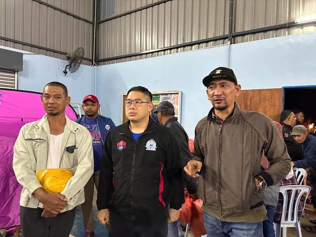 LingTianSoon1's tweet image. Saya dan Team terus ke PPS Kg Hj Kamisan dengan membawa barang barang keperluan dan makanan&amp;amp;minuman panas.

Mudah-mudahan, semua dijalan dengan lancar, dan dipermudahkan segala urusan.
#TeamAhSoon #YongPeng 

2/2