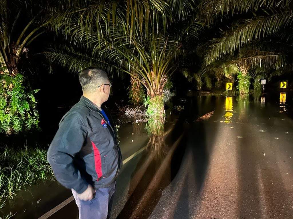 LingTianSoon1's tweet image. Saya dan Team terus ke PPS Kg Hj Kamisan dengan membawa barang barang keperluan dan makanan&amp;amp;minuman panas.

Mudah-mudahan, semua dijalan dengan lancar, dan dipermudahkan segala urusan.
#TeamAhSoon #YongPeng 

2/2