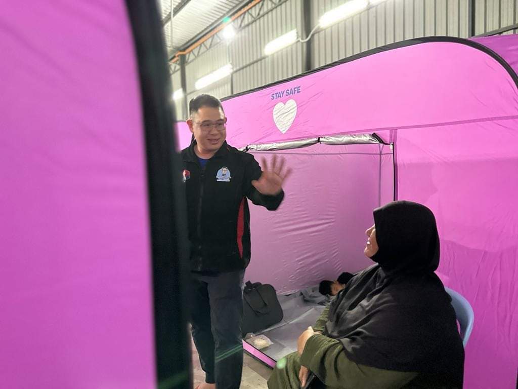 LingTianSoon1's tweet image. Saya dan Team terus ke PPS Kg Hj Kamisan dengan membawa barang barang keperluan dan makanan&amp;amp;minuman panas.

Mudah-mudahan, semua dijalan dengan lancar, dan dipermudahkan segala urusan.
#TeamAhSoon #YongPeng 

2/2