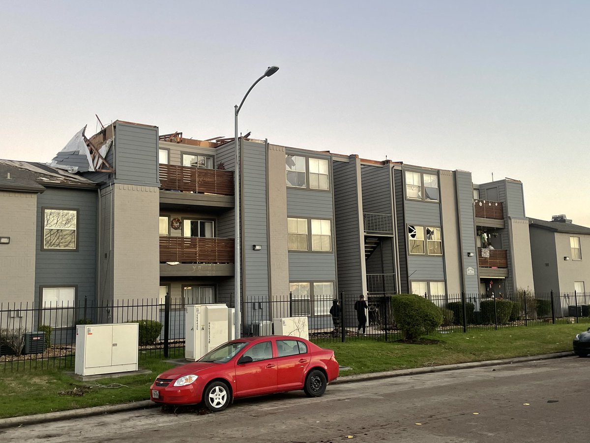 theshipsagent's tweet image. Tornado damage on Roydon Drive off Fuqua #houstontx #houstontornado #Tornado #stormdamage