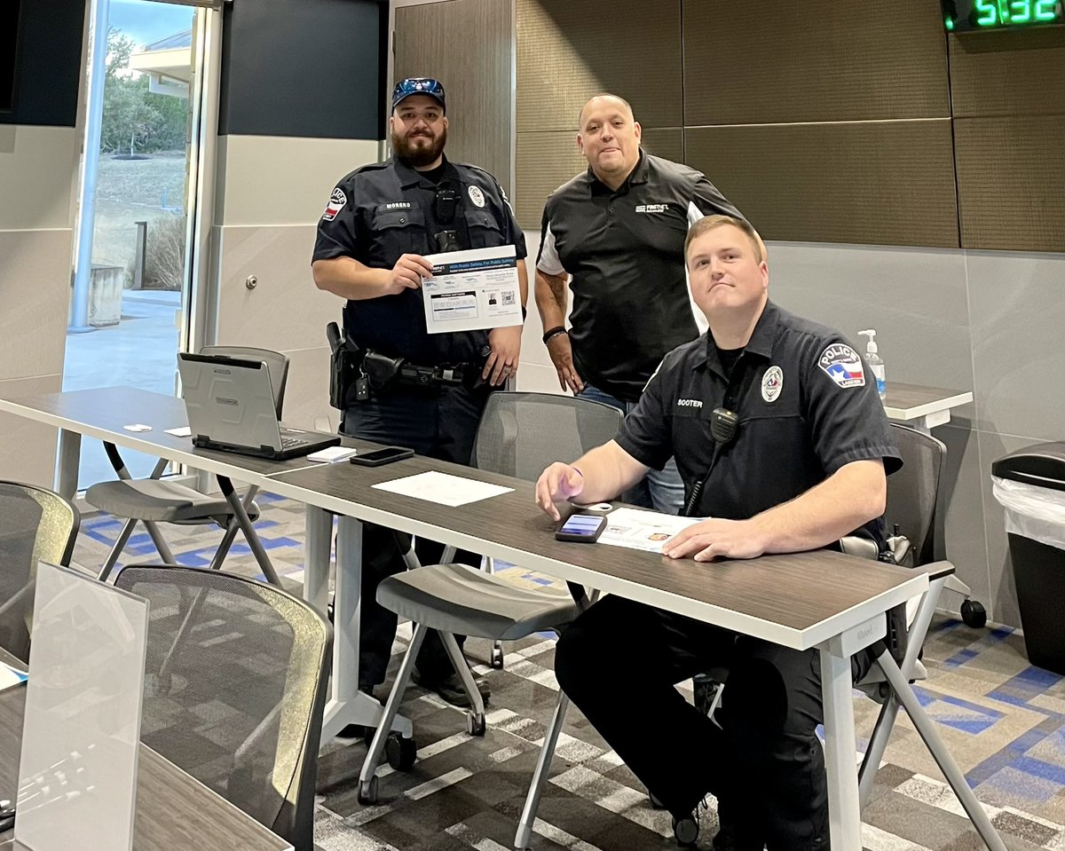 stxsigteam's tweet photo. Marco visiting B shift at the Lakeway PD. Getting all officers and their families connected. Chief Gavit stated that FirstNet was the best thing to ever happen to their department. Love it! #LifeAtATT I #STXSpeaks | #STXSigTeam | #FirstNet | #WinLocal I #FirstNetFamilyandFriends https://t.co/p7iBKTGIWJ
