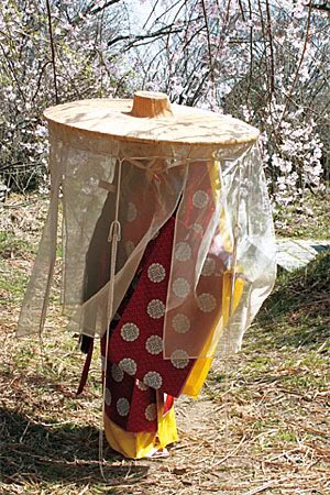 知ってる方もいると思うけど、傾奇者くんの頭の布って被衣(かずき)って言うらしいです公家の女性が外出時に被ったものだとか…あと市女笠についてるベールみたいなのは垂れ衣、虫垂衣とか言うそうです顔にぶつかってくる虫を防ぐためらしい…虫けら共… 