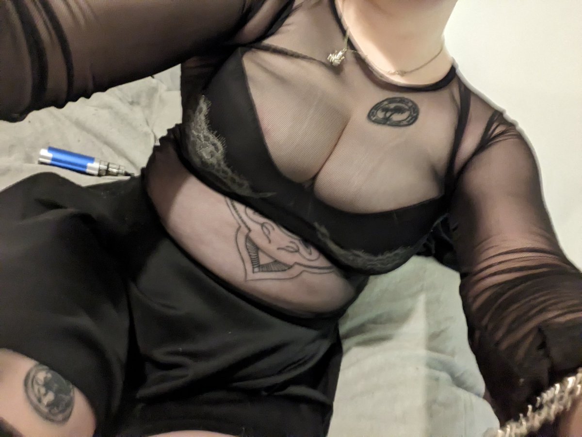 LittleRedRG_2's tweet photo. I'm your big tiddy goth gf. Check my links 
#gothgirl #goth #emogirl #skypeshow https://t.co/QleMK644ps