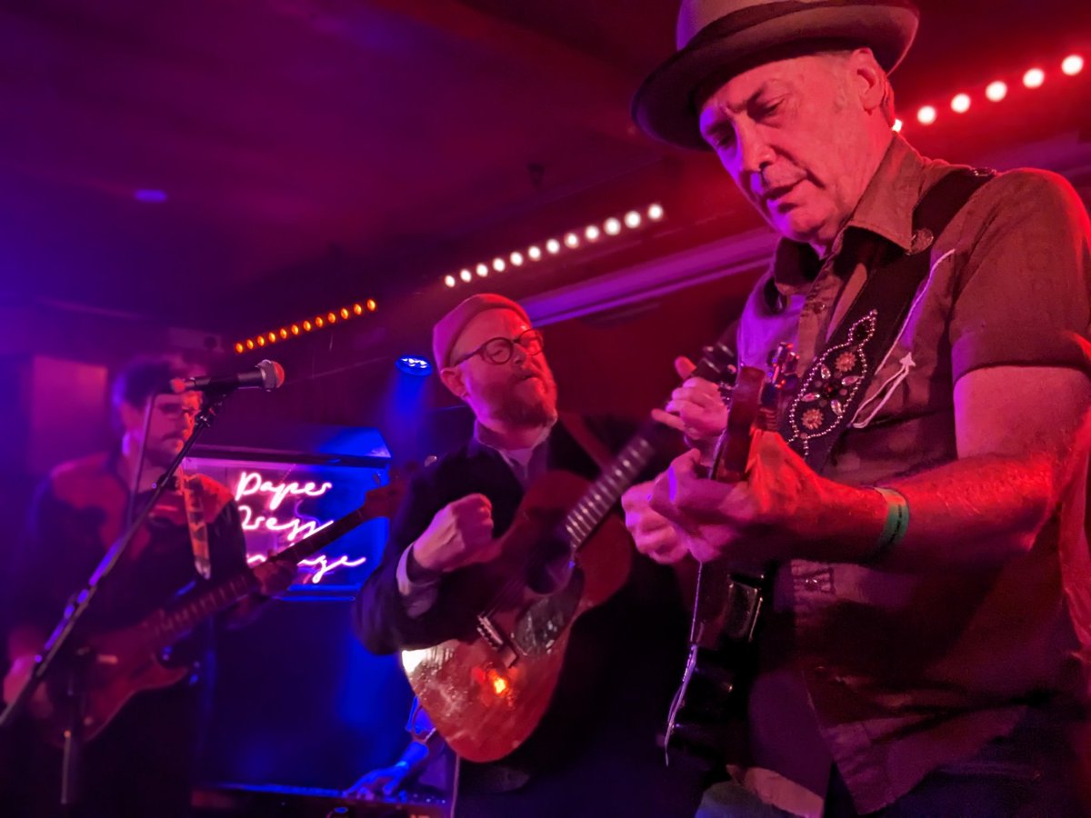 ALHorne1963's tweet photo. Tuesday night guitar masterclass from @Dannythechamp and Lushy at the @LooseMusic @TheAMAUK takeover at  @paperdressed. https://t.co/lvhLRDyhfY