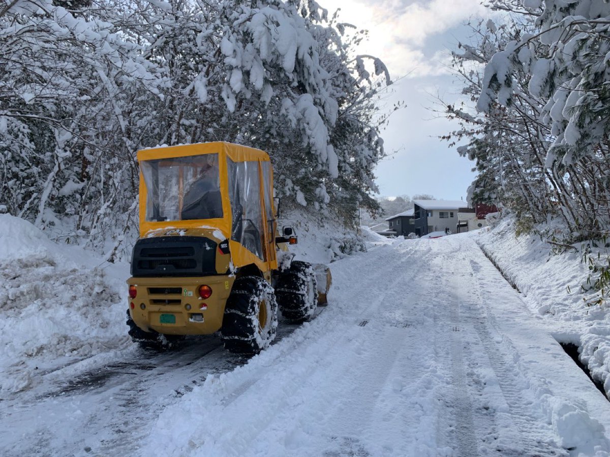 k_shusoh's tweet photo. 昨日はラジオ📻
今日は除雪‼︎
そこまで被害が出なくて良かったです♪
#forestworker #広島県庄原市 #おひるーな #おはようラジオ https://t.co/1XnYidfhkj