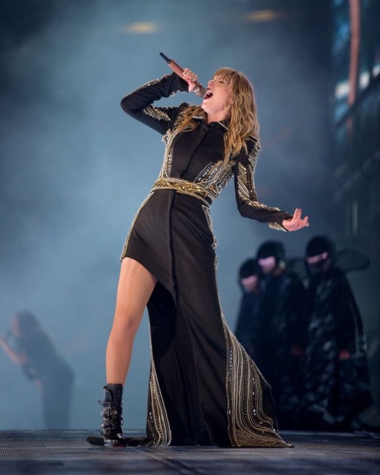 ashleebthompson's tweet photo. @ErasTourResell @erastouroutfits i have never seen her live so i do not have any tour outfits myself 💔 but the rep tour outfits >>. would be so excited to finally see her live!!! thanks for doing this <3 https://t.co/JGoHwae1wR