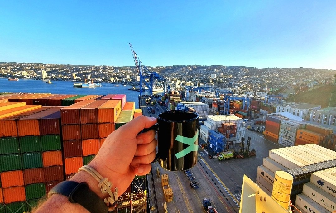 andreimun1eanu's tweet photo. Hello, beautiful Valparaiso! 🇨🇱

The most colourful and charming city in Chile.

#MultiversX 🌌 https://t.co/LvuctIIZHF