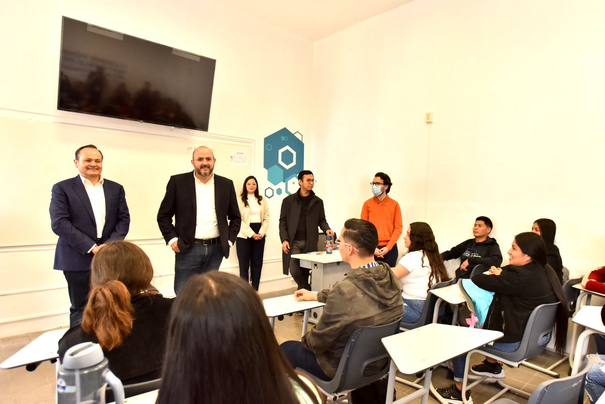 rvillanueval's tweet photo. Les quiero compartir que hoy anunciamos la primera inversión de 80 mdp para construir el #CUChapala, que tendrá su propio #PROULEX #JOBS. Serán 20 hectáreas en las que nuestros estudiantes podrán prepararse para el futuro. https://t.co/hUXFAmh7Yn