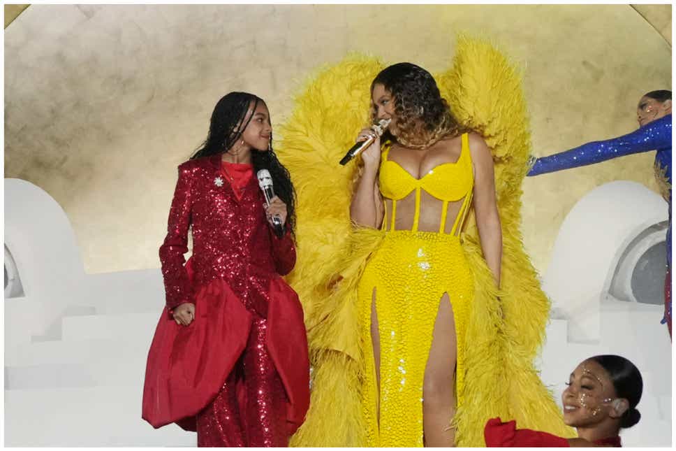 BeyhiveCameroon's tweet photo. Blue ivy carter rejoint sa mère Beyoncé sur scène à L'inauguration de l'hôtel Atlantis Royal de Dubaï samedi 21 janvier 2023 💎 💎 💎 https://t.co/qtjNWEO53J