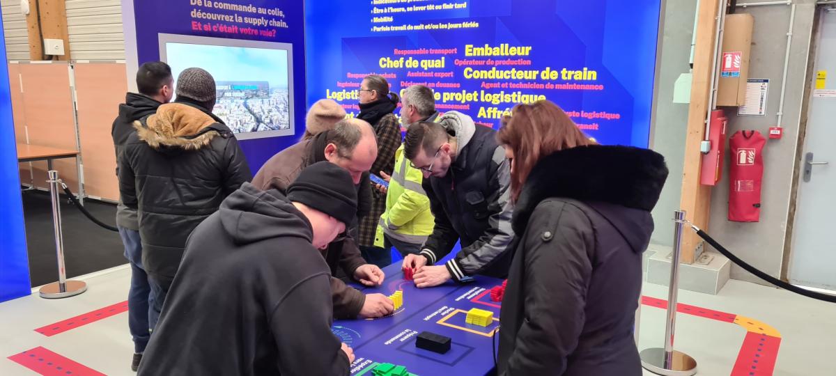 Découverte ce jour pour le pôle emploi Roubaix Les prés du logistic'tour.
➡️ faciliter les rencontres entre demandeurs d emploi et employeurs sur ce lieu propice tel que ce parcours immersif.
💢11 demandeurs d emploi présents,10seconds entretiens planifiés👍💪.
<a href="/ludes_richard/">Ludes Richard</a>