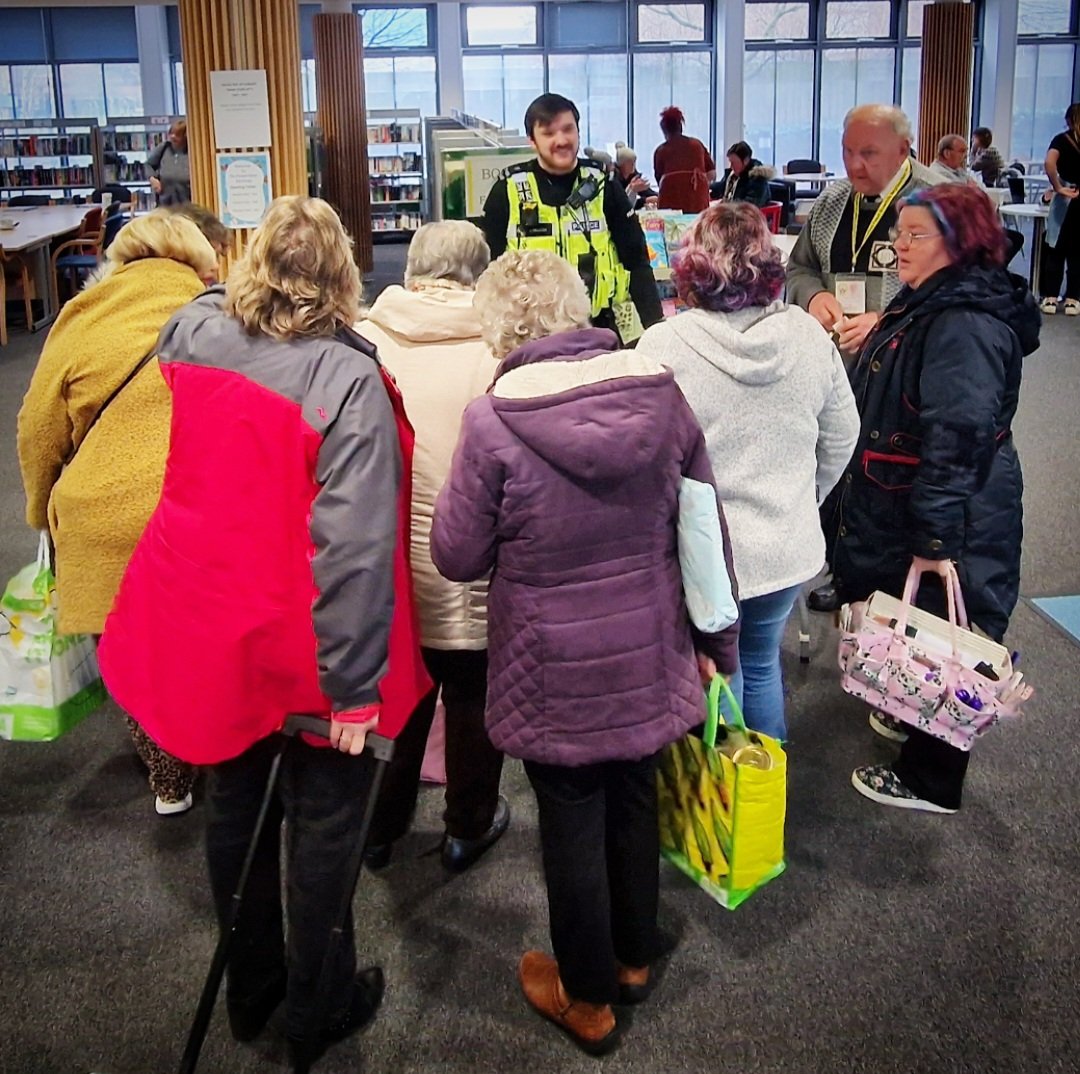 👮🏻‍♂️💬 During #NeighbourhoodPolicingWeek today our officers attended Pelsall Village Centre working alongside <a href="/TheWatchCSH/">thewatchCSH</a> 🤝🏼 having fun with members of the public as well discussing local issues, crime prevention advice, wmnow.com and <a href="/RushallWatch/">Rushall Shelfield Pelsall Brownhills Watch</a> sign ups. 🔓🥫🚨