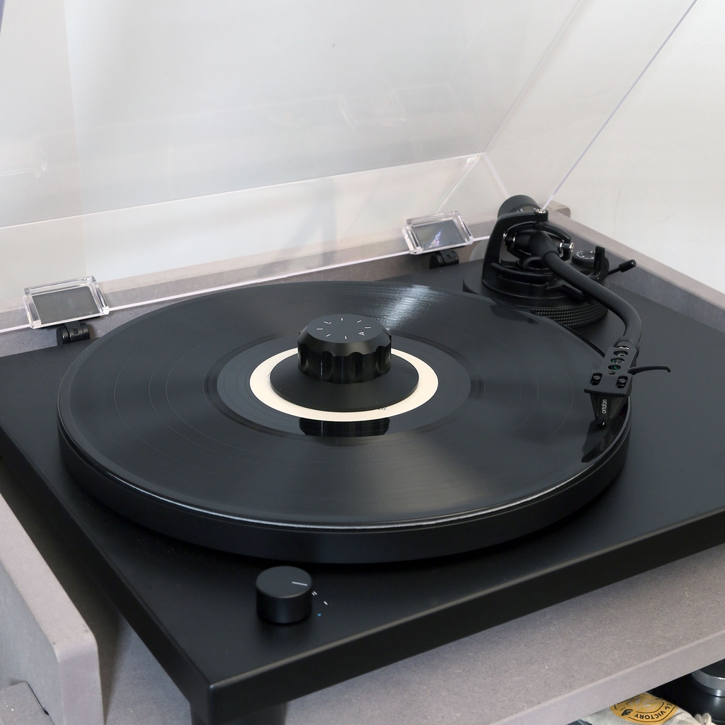 TurntableLab's tweet photo. Line Phono / Dubby Record Clamp & Disc Stabilizer
↘ dual purpose: 1️⃣ works as a medium-weight stabilizer 2️⃣ active twist clamp mechanism for more secure stabilization:
⫸ https://t.co/bjudQalGWG
@LinePhono #ttlhifi #recordweight #recordclamp #audiophile #hifi #linephono https://t.co/OdMXPRPxvg