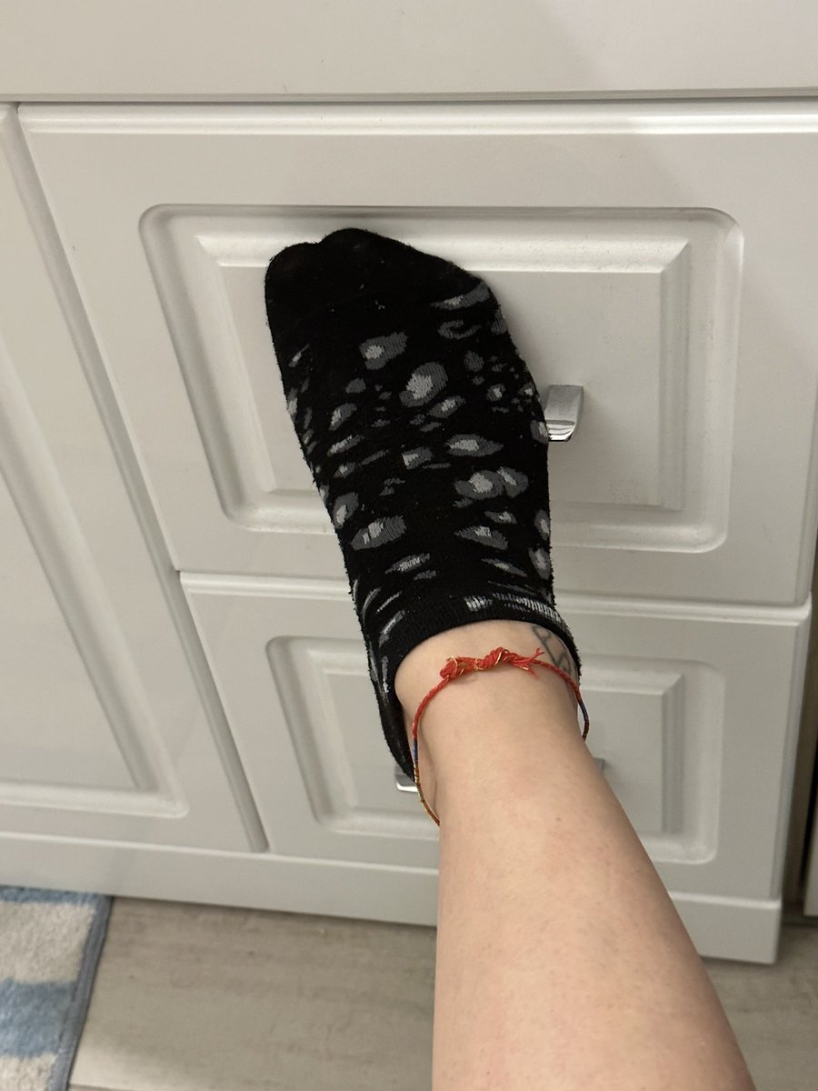 DebbyFluo's tweet photo. Manca poco e ti porto a tatuare…chi vuole vedere mentre mi tatuano? #piedi #feet #feticisti #amoreperipiedi #feetfinder #OF #OFfetisch https://t.co/QqRgxp0Z8M