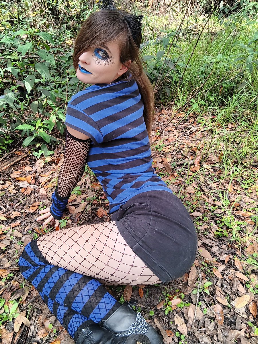 LokiElfGod_1's tweet photo. You think your pretty little lies would pull me back in, you think your sweet nothings would blind me, you think I'm still the same girl, but now I can see clearly #emo #emogirl #emostyle #emohair  #emofashion #scene #scenegirl #alternativegirl #alternativefashion #altstyle https://t.co/dpNFhJoz1V