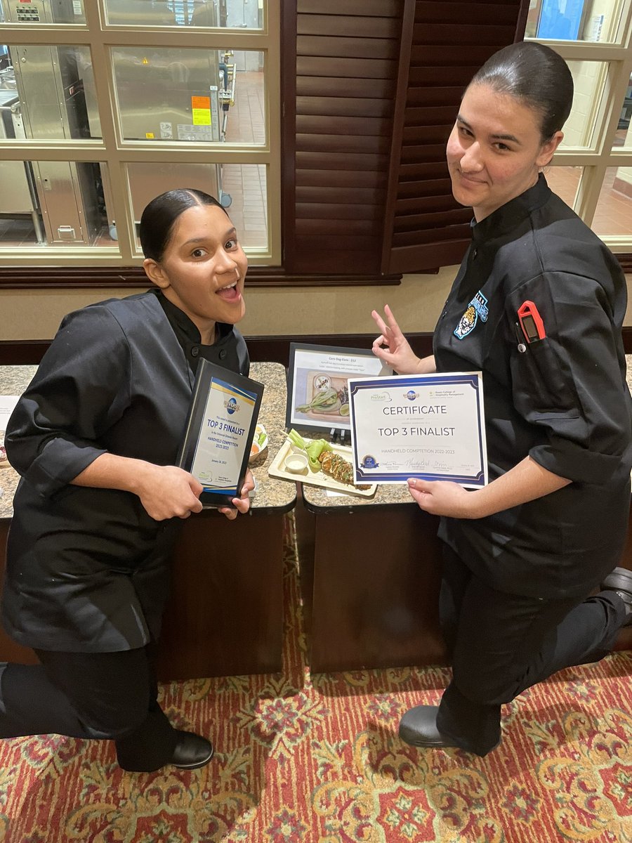MLECJaguars's tweet photo. Roaring with a WIN!! @mlecchefs advance to the TOP 3 in @universalorlando’s Handheld Competition. #cooklikeaboss #elotewin #foodisuniversal https://t.co/x3WJjDWcT1