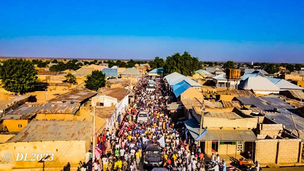 daudalawal_'s tweet photo. The electrifying crowd that received us today in Shinkafi Local Government was breathtaking. Our RESCUE message has certainly been heard loud and clear, I'm optimistic our party, the Peoples Democratic Party (PDP) will emerge victorious at the coming polls. https://t.co/wodSUs84KB