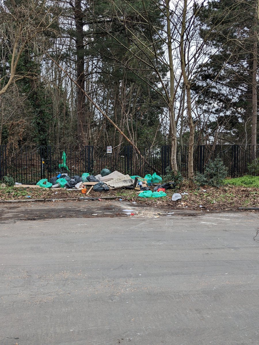 RedLionLaneNW's tweet image. Sad to see this #flytip at a #herveyroad / woodville close hotspot earlier BUT heartening to hear locals had already reported it with photographs AND a possible address lead! #se3 💛🖤💛 @NorthSeaMermaid @cllrfahy