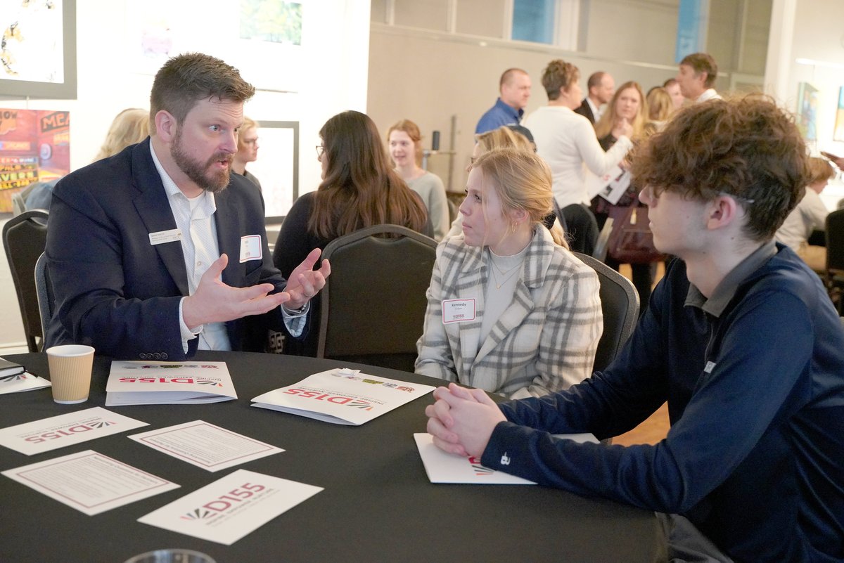 CHSD155's tweet image. THANK YOU to our Industry Partners for supporting D155’s Career Experiences Program on Friday! We continue to be inspired by our students who shared their own stories about exploring careers and finding their passions! #d155inspire