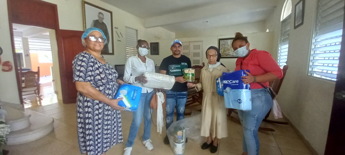 jimenez_aneury's tweet photo. Gracias a la Fundación AIB y el Aeropuerto Internacional de Bávaro estuvimos la tarde de hoy en la provincia La Altagracia entregando a el hogar de ancianos pampers de adultos y alimentos. https://t.co/eZvYmrXxI8