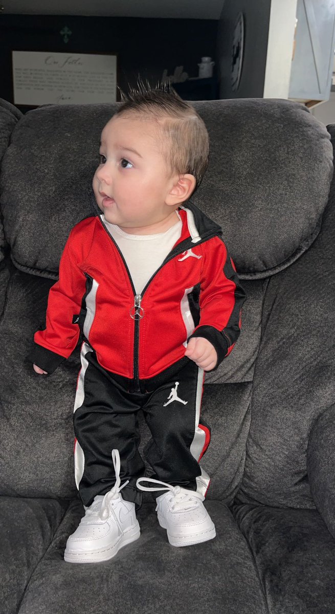 𝑀𝑦 𝐿𝑎𝑢𝑟𝑒𝑛𝑐𝑒 𝑖𝑠 𝑠𝑜 ℎ𝑎𝑛𝑑𝑠𝑜𝑚𝑒 😍