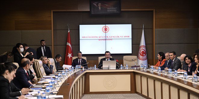 50/d'li araştırma görevlilerinin 33/a kadrosuna alınması,YÖK ile ilgili yapılması planlanan değişikliğin içinde değerlendirilmek üzere ötelenmişti.

Meclise müstakil olarak getirildi.
TBMM Milli Eğt,Kült,Gnç,ve Spor Komisyonunda,50/d’nin kadroya alınması görüşmeleri tamamlandı.